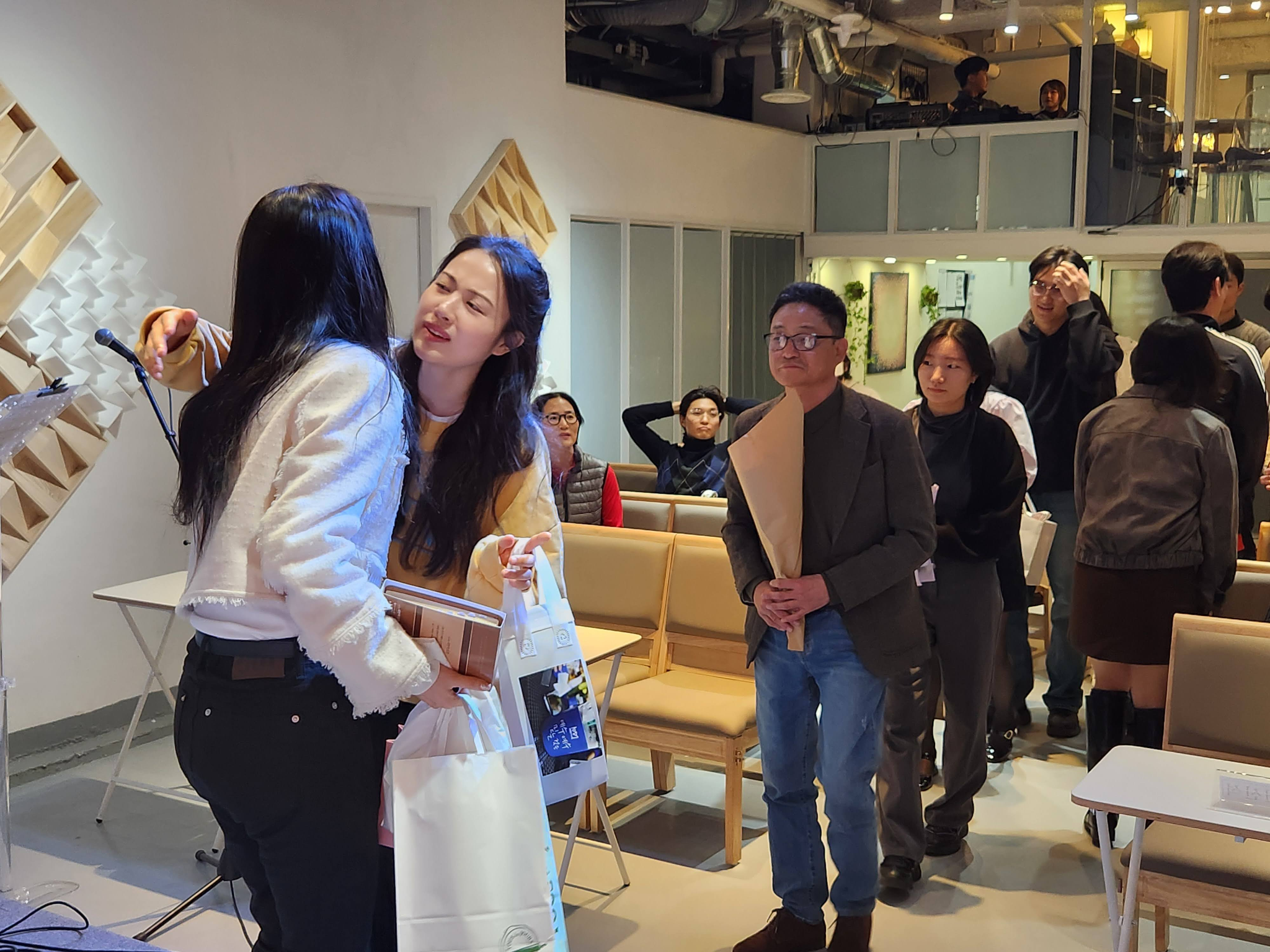 서로를 반갑게 맞이하는 가정교회 공동체